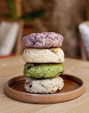 Cookies vegan présentés sur une table à Lyon 1er