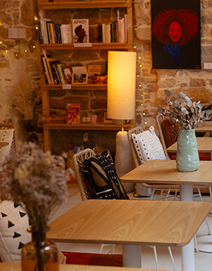 Intérieur du café afro vegan à Lyon Wassaï