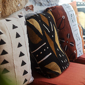 Coussins aux motifs bogolan dans un café afro vegan à Lyon