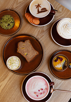 Pâtisseries vegan, cookies, banana bread et boissons chaudes sur une table de café