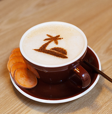 Tasse d'un chocolat chaud dans un café vegan à Lyon