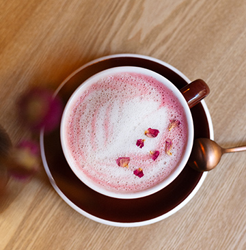Tasse d'un latte au café afro vegan Wassaï