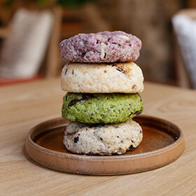 Cookies vegan présentés sur une table au café Wassaï à Lyon