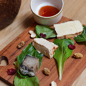 Planches de fromages végétaux avec sauce et crudités
