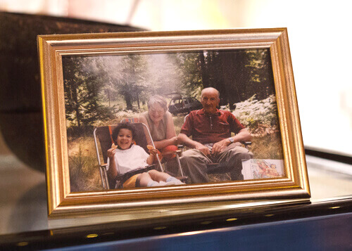 Cadre photo représentant THIOLLIERE-HORTH enfant avec ses grands-parents maternels