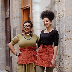 Isabelle et Pauline devant le café Wassaï à Lyon 1