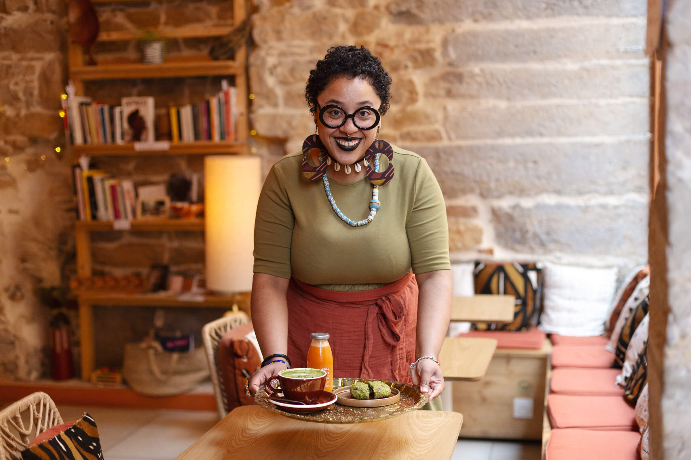 Pauline, serveuse-barista au café Wassaï à Lyon