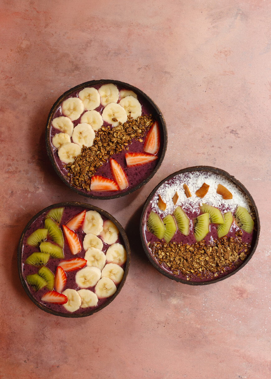 wassaï-bowl Tasse de latte au moringa posée sur une table au café afro vegan Wassaï
