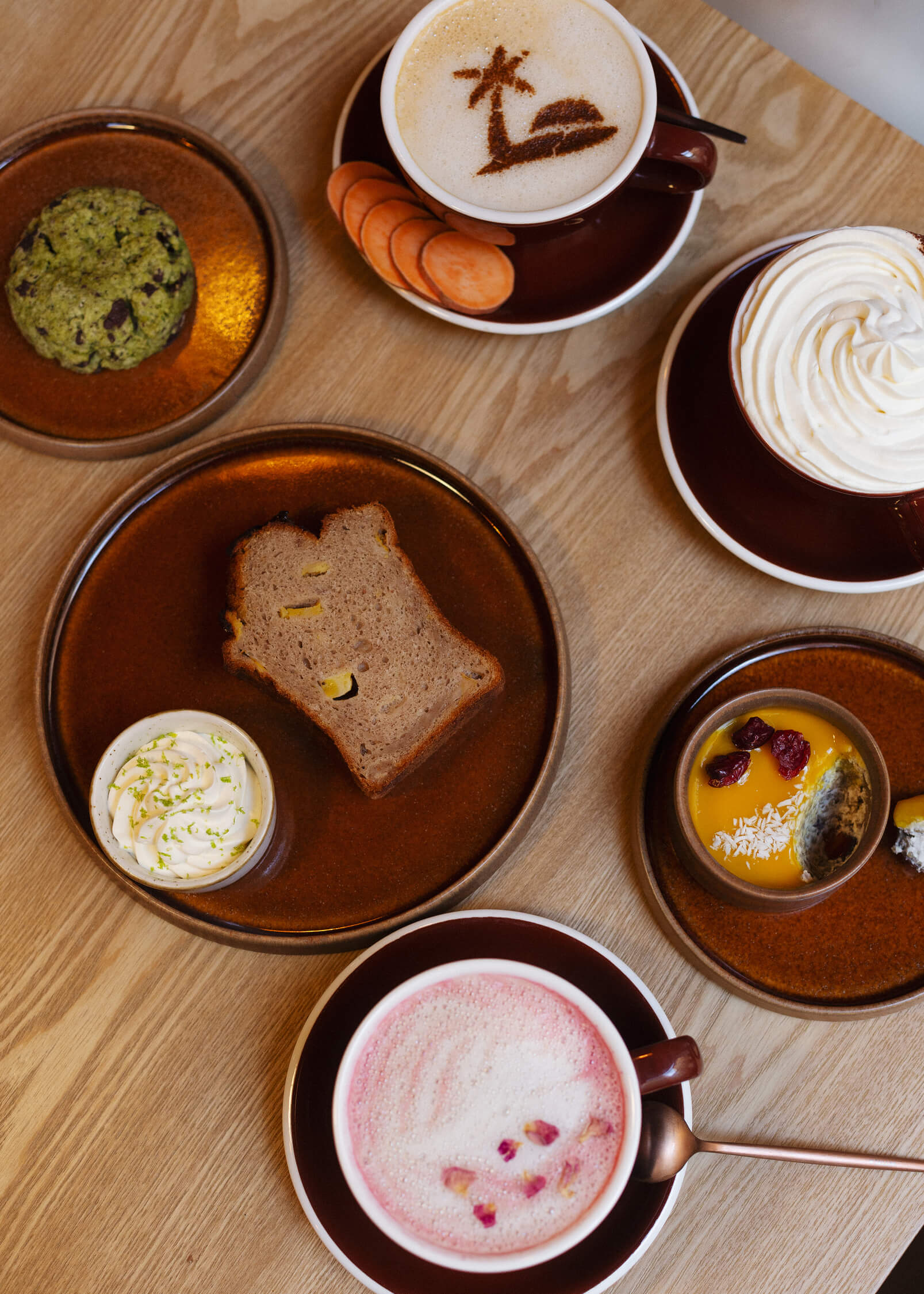 pâtisseries-vegan-wassaï-lyon Pâtisseries vegan, cookies, banana bread et boissons chaudes sur une table de café