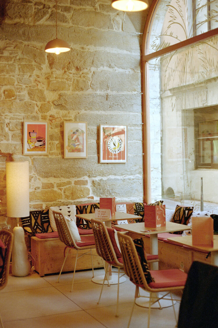 Intérieur du café afro vegan à Lyon Wassaï