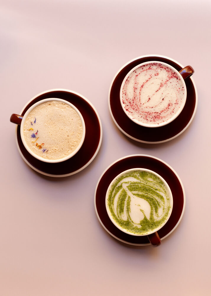 Tasse d'un latte au café afro vegan Wassaï